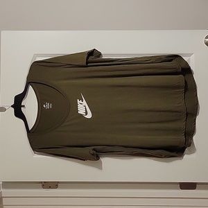 Nike Women's, crew neck, loose fit tee/tunic, 2X, high/low. Olive Green/white.